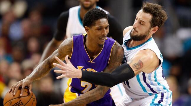 在拉锯战站 在拉锯战站